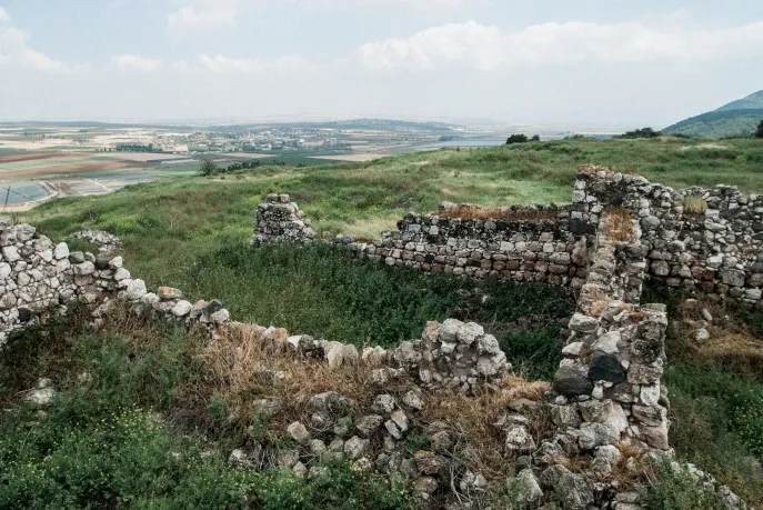 上图：耶斯列遗址（Tel Jezreel），位于耶斯列平原东南角的一座小山上，是一个主前9世纪的要塞。从城楼上可以清晰地俯瞰耶斯列平原从东面约旦河上来的路。