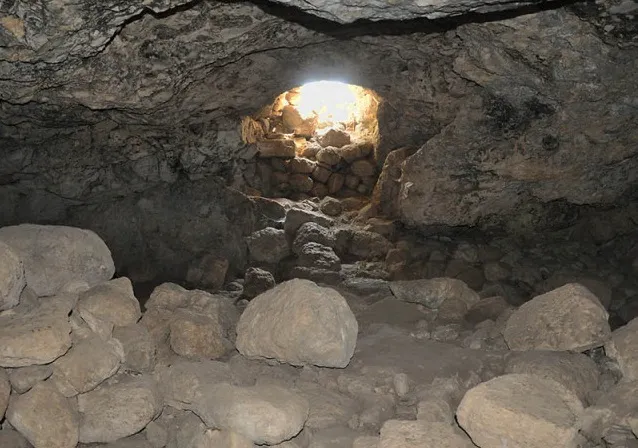 上图：亚杜兰洞。亚杜兰位于以拉谷南侧一条自耶路撒冷通往拉吉的道路上，是一处战略要地。这里有很多洞穴，可供几十人居住，大卫离开迦特以后，就逃到亚杜兰洞（撒上二十二1），许多人来投奔他。大卫可能在亚杜兰洞中写下了诗篇34、57、142篇。