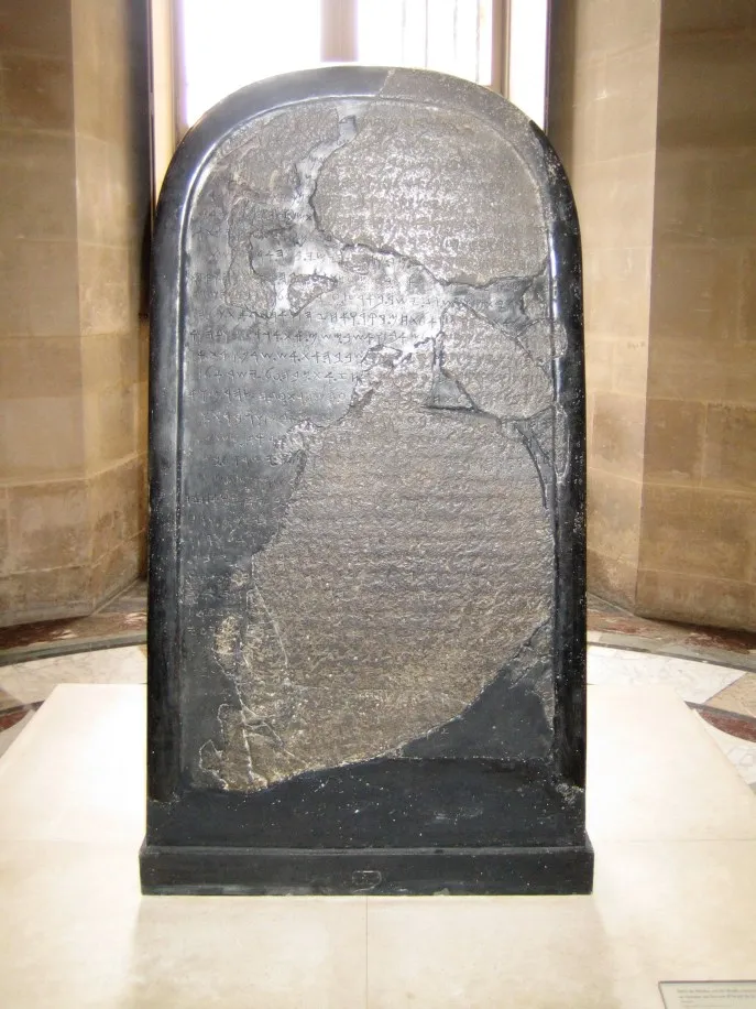 上图:1868年在约旦发现的摩押王米沙石碑(Mesha Stele),现存于卢浮宫。碑文以原始希伯来字母书写,大约刻于主前840年,以纪念米沙王战胜以色列王。这块石碑证明了圣经有关以色列人及摩押人争战的事件(王下一1-三27),并提到了以色列王暗利的名字。其中褐色部分是原来石碑的碎片,黑色光滑部分是1870年代重建的。石碑被发现时是完全的,后来奥斯曼帝国卷入了所有权纠纷,拥有石碑的贝都因部落便在篝火上加热石碑、然后浇冷水,打破了石碑。但发现者之前已经拓下了完整的碑文,最后重建了石碑。 上图:1868年在约旦发现的摩押王米沙石碑(Mesha Stele),现存于卢浮宫。碑文以原始希伯来字母书写,大约刻于主前840年,以纪念米沙王战胜以色列王。这块石碑证明了圣经有关以色列人及摩押人争战的事件(王下一1-三27),并提到了以色列王暗利的名字。其中褐色部分是原来石碑的碎片,黑色光滑部分是1870年代重建的。石碑被发现时是完全的,后来奥斯曼帝国卷入了所有权纠纷,拥有石碑的贝都因部落便在篝火上加热石碑、然后浇冷水,打破了石碑。但发现者之前已经拓下了完整的碑文,最后重建了石碑。