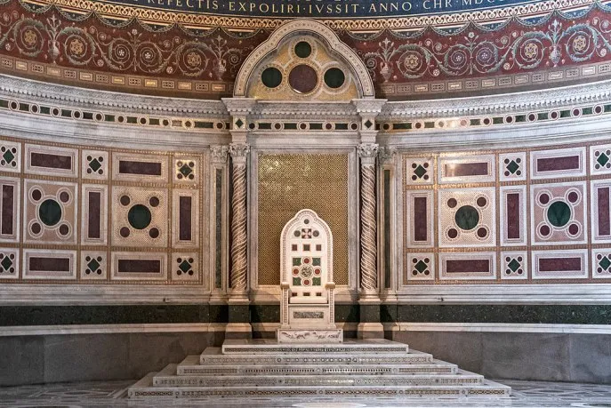 上图：梵蒂冈拉特朗圣约翰大教堂（Archbasilica of St. John Lateran）中教皇的宝座，和所罗门的宝座一样，有六层台阶、「宝座有六层台阶，座的后背是圆的，两旁有扶手」（王上十19）。