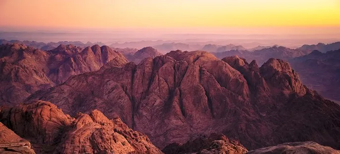 上图:西奈山附近的崎岖地形。西奈的旷野和巴兰的旷野都是海拔1200-1600米之间的高原丘陵,许多地方沟壑纵横、崎岖不平。以利亚四十天从别是巴走到这里,已经非常辛苦。但神却等他到了以后,才叫他回去(王上十九15)。