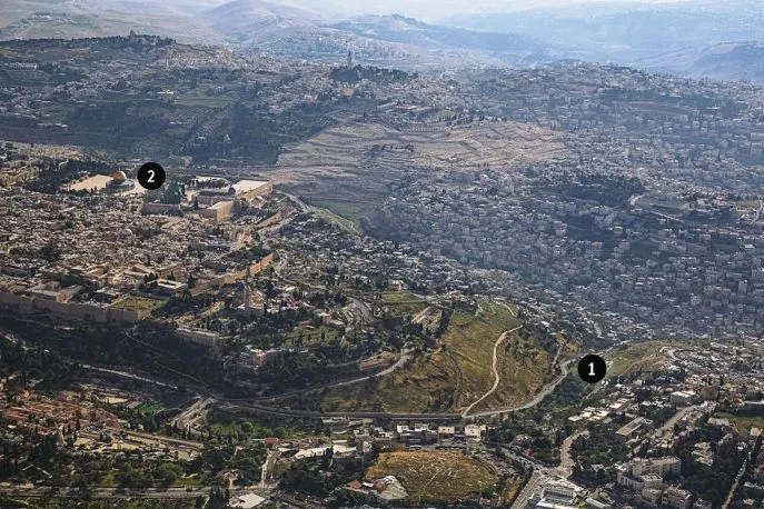 上图：欣嫩子谷的位置。(1)是欣嫩子谷，(2)是圣殿山，即原来圣殿的位置。