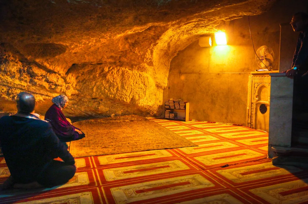 上图:「基石 Foundation Stone」下面的天然洞穴被称为「灵魂之井 Well of Souls」,洞穴的北面是亚伯拉罕的小神龛,西北角是以利亚的神龛,穆斯林可以进入这里祷告。洞穴底部的凹陷有回声,下面可能还有一个房间。犹太人认为这里就是隐藏约柜的地方。