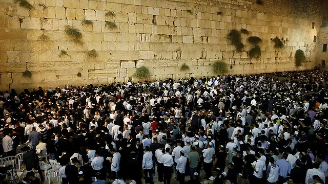 上图：赎罪日（Yom Kippur）的晚上，犹太人在西墙祷告。主后70年圣殿被毁之后，献祭和祭司制度不再存在，所以犹太教越来越重视在赎罪日「刻苦己心」，甚至认为只要在赎罪日诚实反省、认罪，就能使罪得赦免，却渐渐忽略了神借着献祭所表明的弥赛亚中保工作。人若只有「刻苦己心」，却没有基督的救赎，还是不能彻底解决罪的问题。