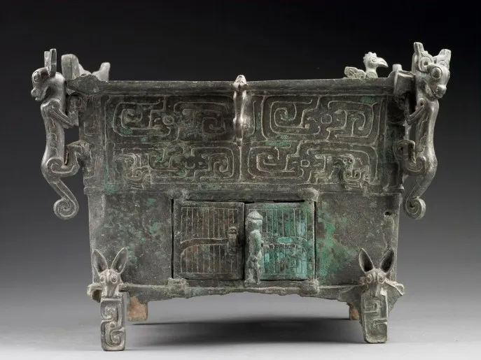 上图：西周中晚期的刖人守门方鼎，陕西宝鸡茹家庄出土。下层是盛炭火的炉膛，炉膛右门外看门的是一个被砍断脚的刖足者。刖刑是中国古代的一种酷刑，就是把脚砍掉。《尚书·吕刑》记载，周穆王（约主前976—922年在位）令吕侯修订《九刑》，称为《吕刑》，声称「无简不听，具严天威」，没有核实不能治罪，要敬畏上天的威严。所以如果感到案情可疑，就要从轻处治，用黄铜来赎五种刑罚：墨刑600两，劓刑1200两，刖刑3000两，宫刑3600两，死刑6000两。但如果真的可疑，根本就不应该判刑，所以这个冠冕堂皇的「赎」刑不过是国库空虚的周穆王的敛财之道。这个人付不出3000两，只好接受刖刑。相比之下，「以眼还眼，以牙还牙」（利二十四20）的原则不会给有钱有势者任何搞特权的机会。