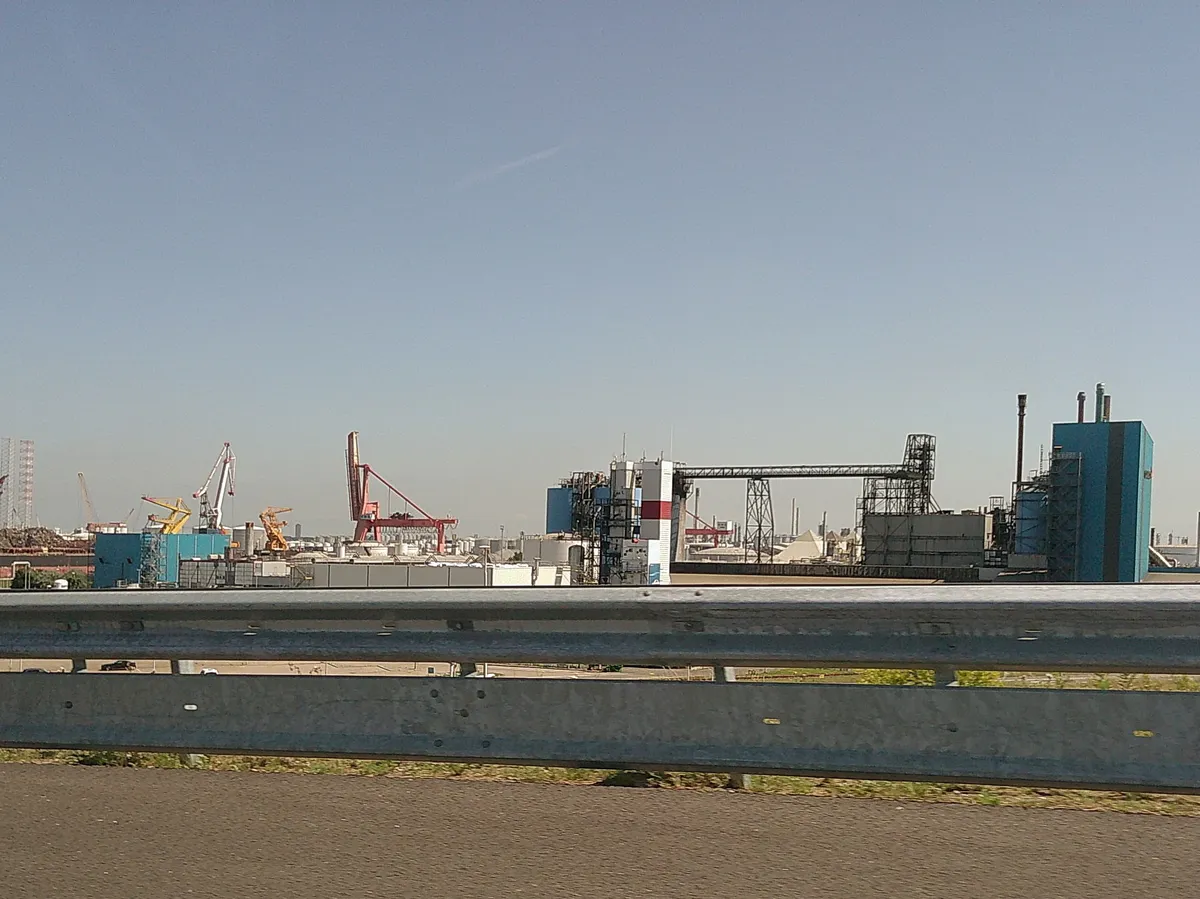 4the harbour of Rotterdam is one big industrial area tool