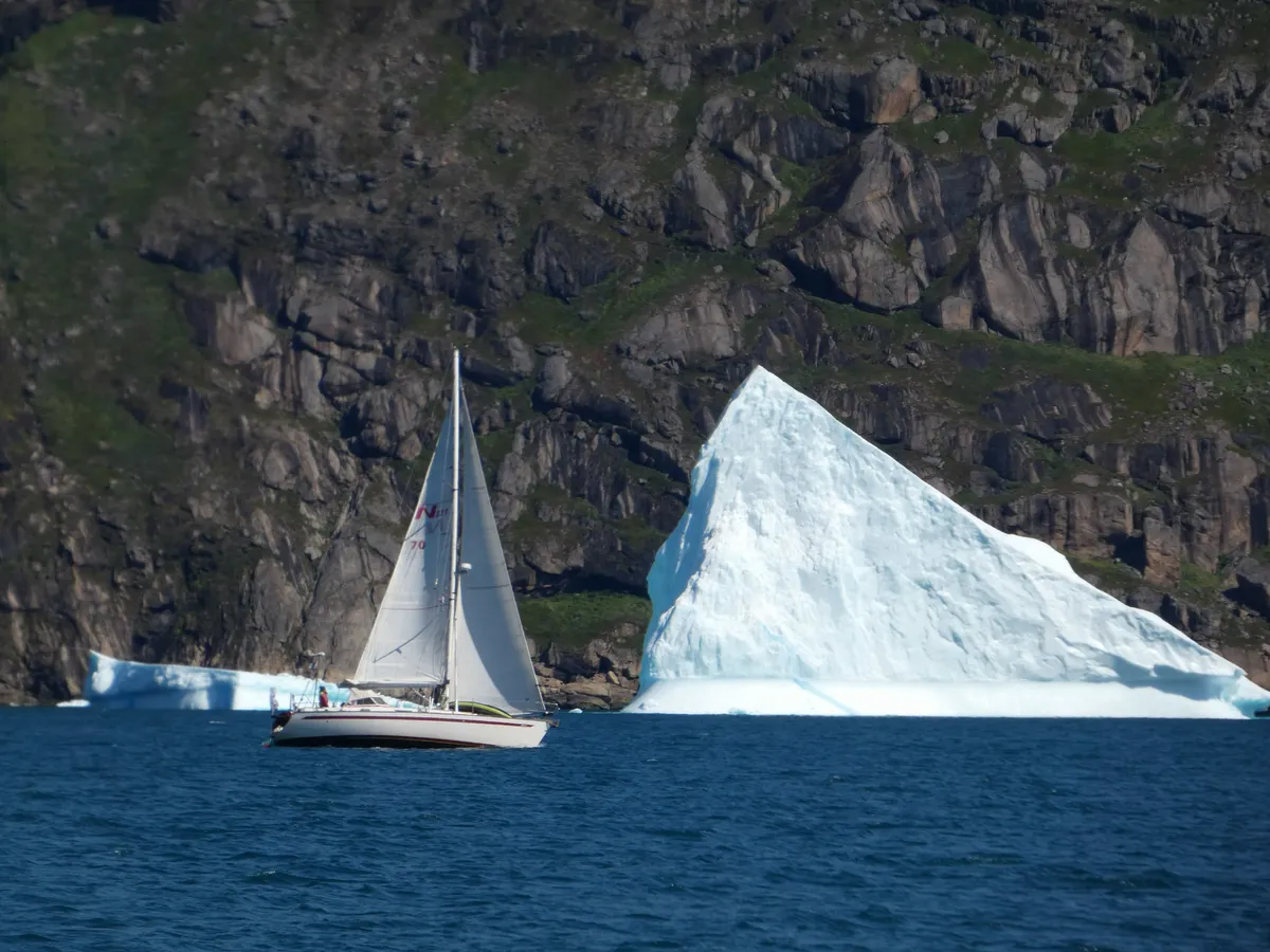 Capsula sailing in ice