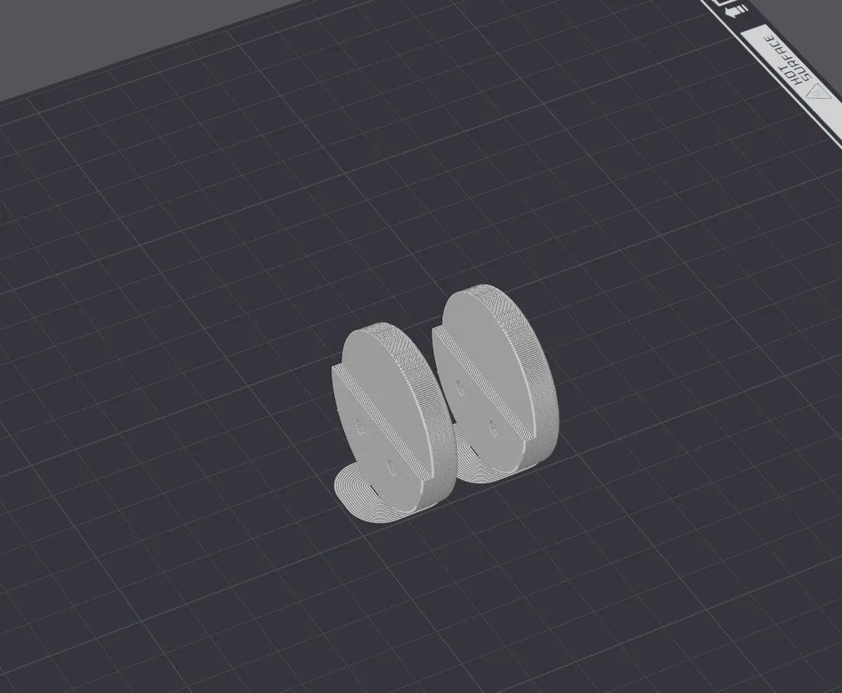 2 clips set up vertically on the print bed