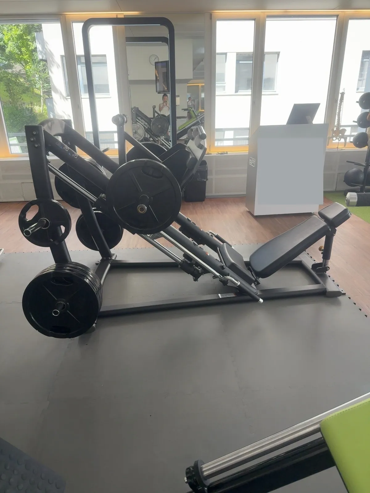 20260629 plate-loaded leg press machine