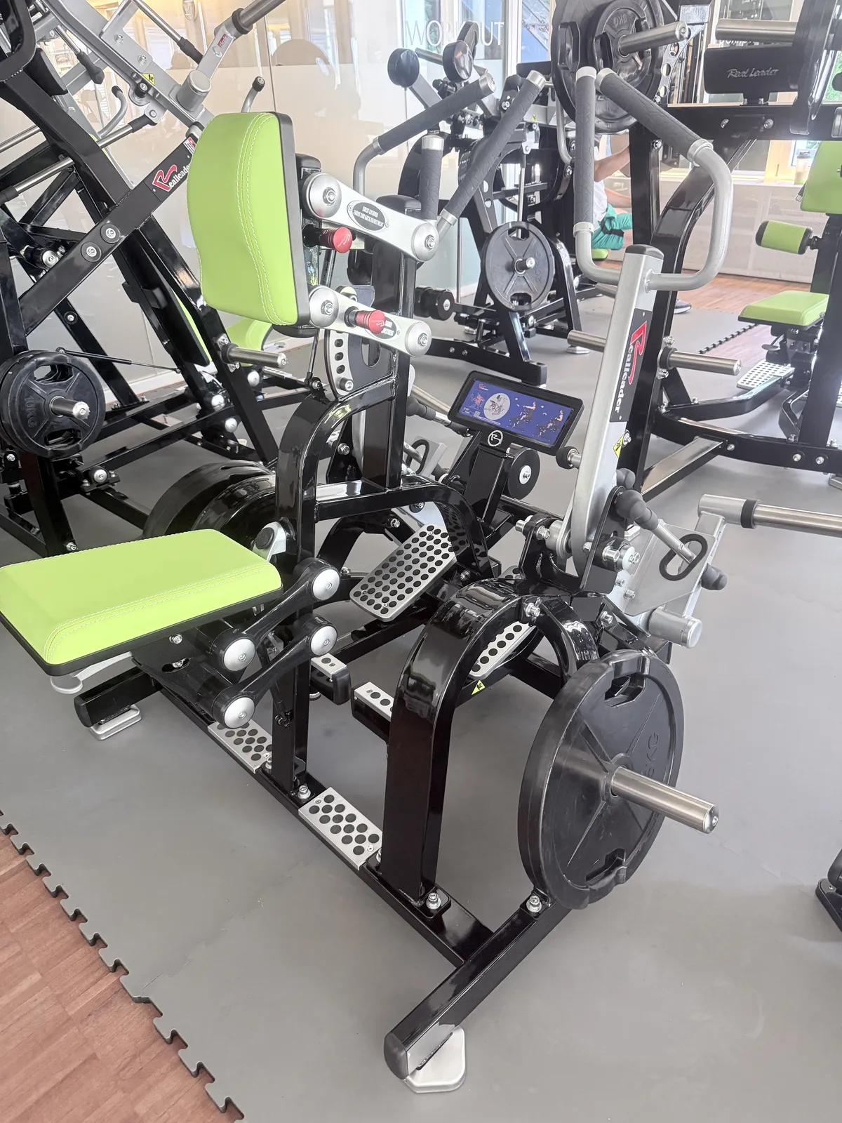 20260628 Plate-loaded rowing machine