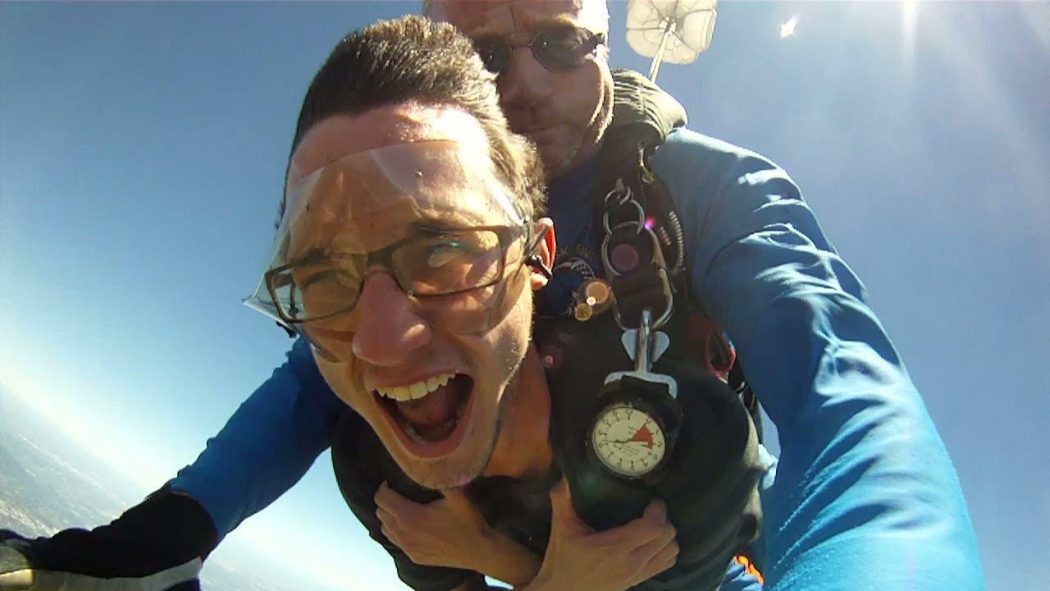 Olle Lindholm skydiving