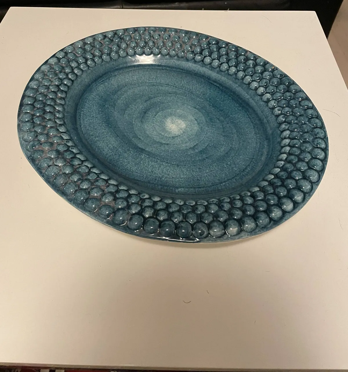 The empty fruit bowl on the counter