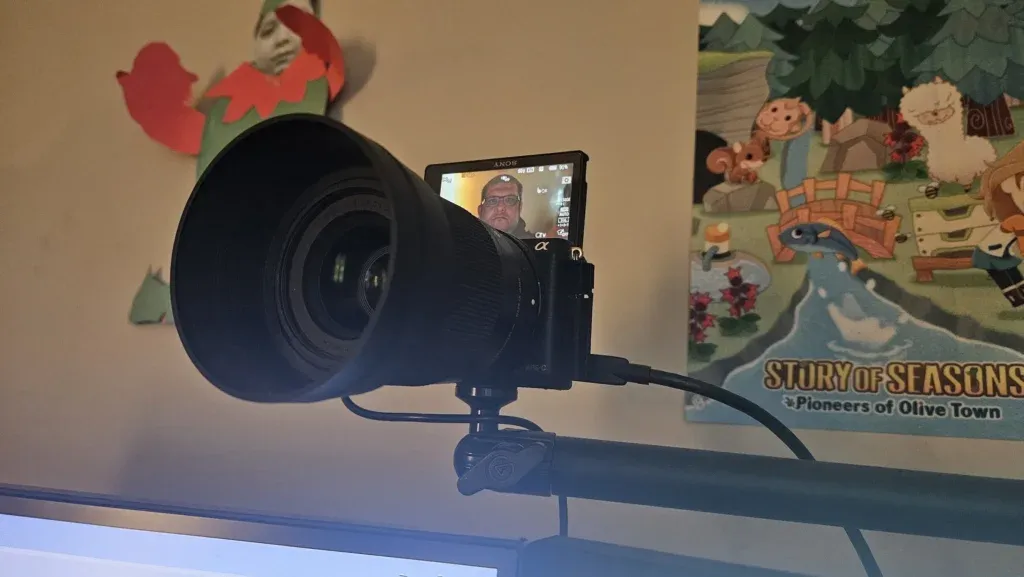 An A5100 camera with a Sigma lens, used to stream