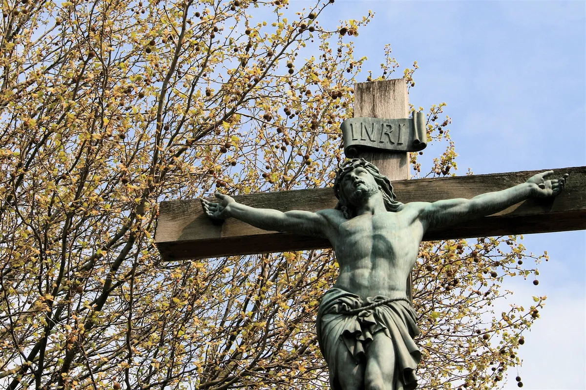 Crucifix dans la campagne