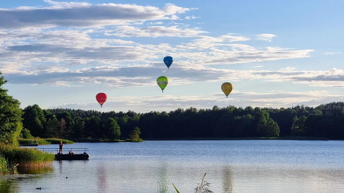 Montgolfières sur un lac