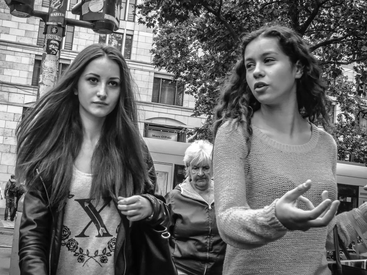 Deux jeunes filles dans la rue