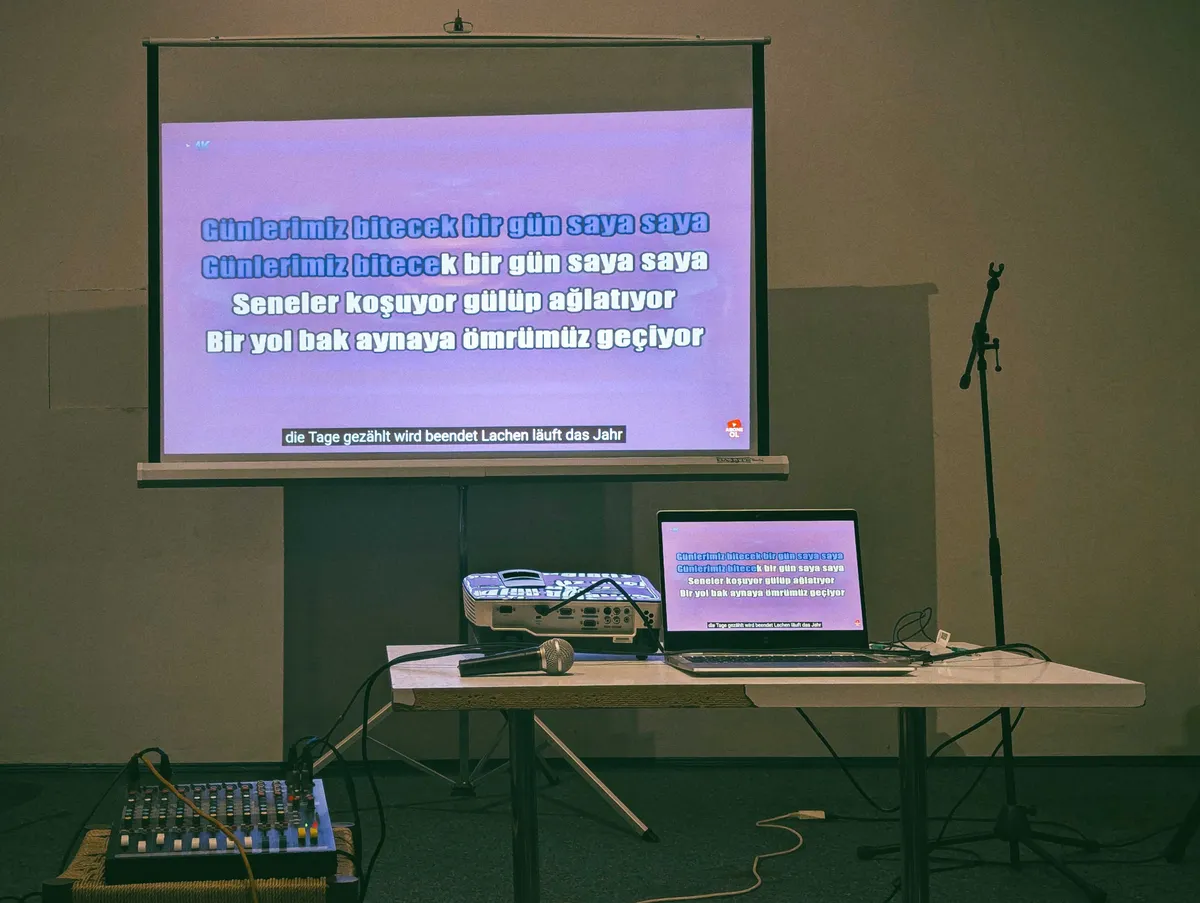 Karaoke lyrics on a projector screen in Türkish.