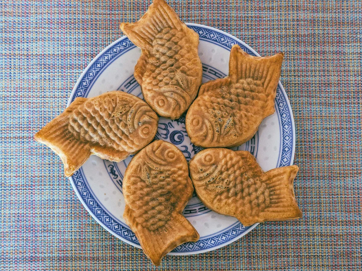 A plate of 5 fish-shaped taiyaki.