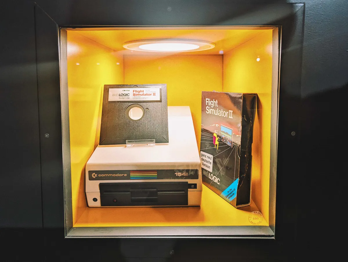 A Commodore console with a floppy disc that say "Flight Simulator II."