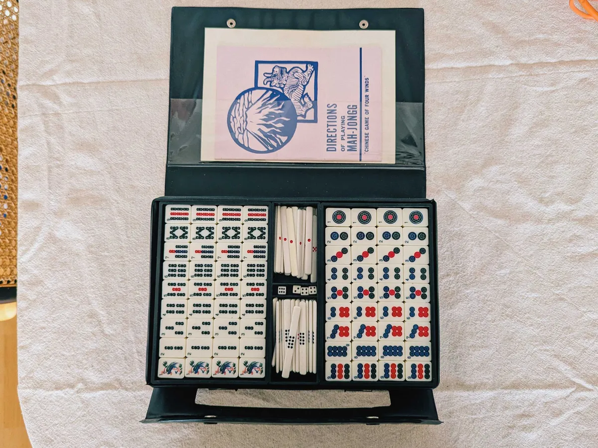 An open mahjong case.