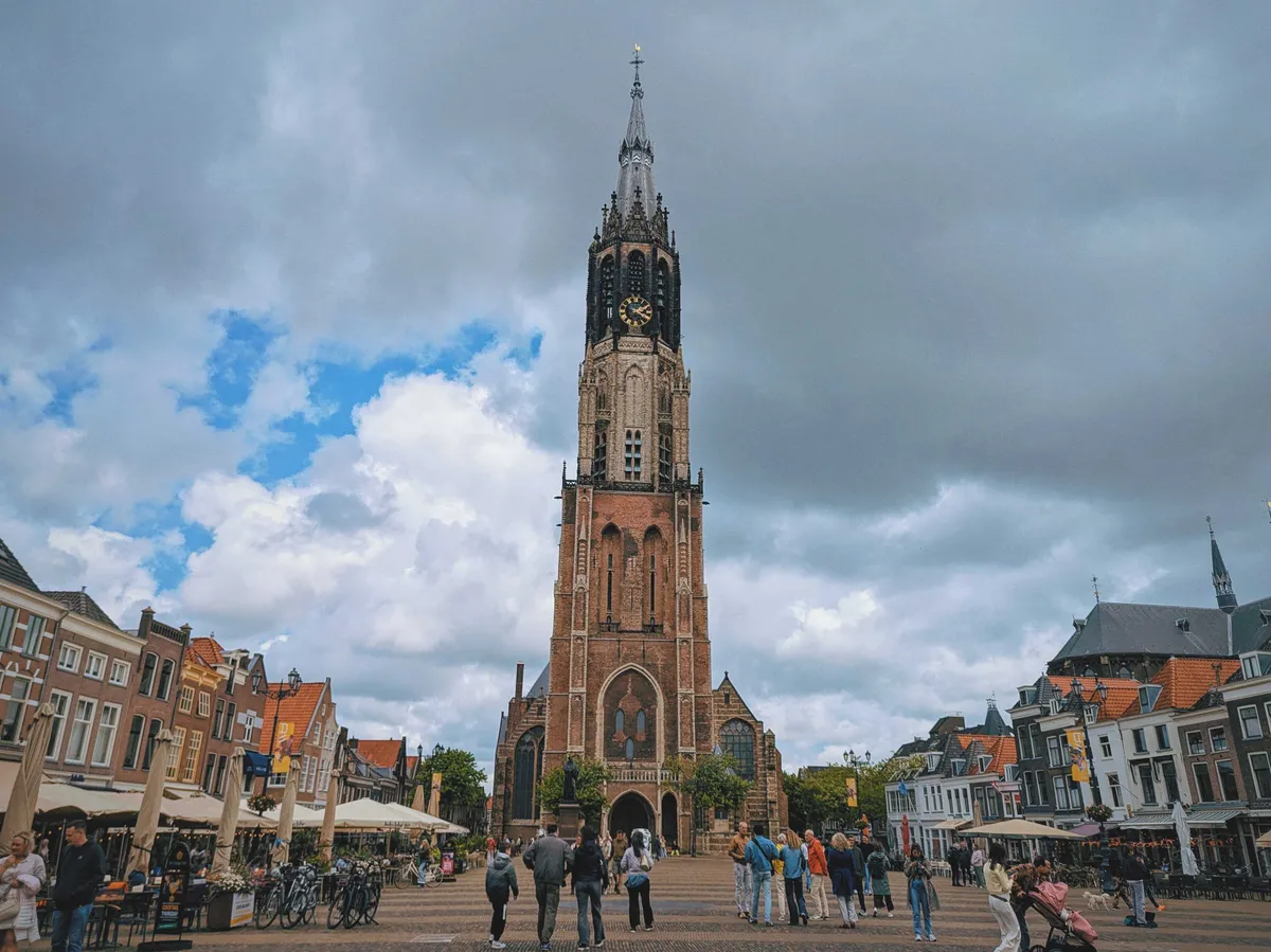 Markt square, with Nieuwe Kerk in the center.