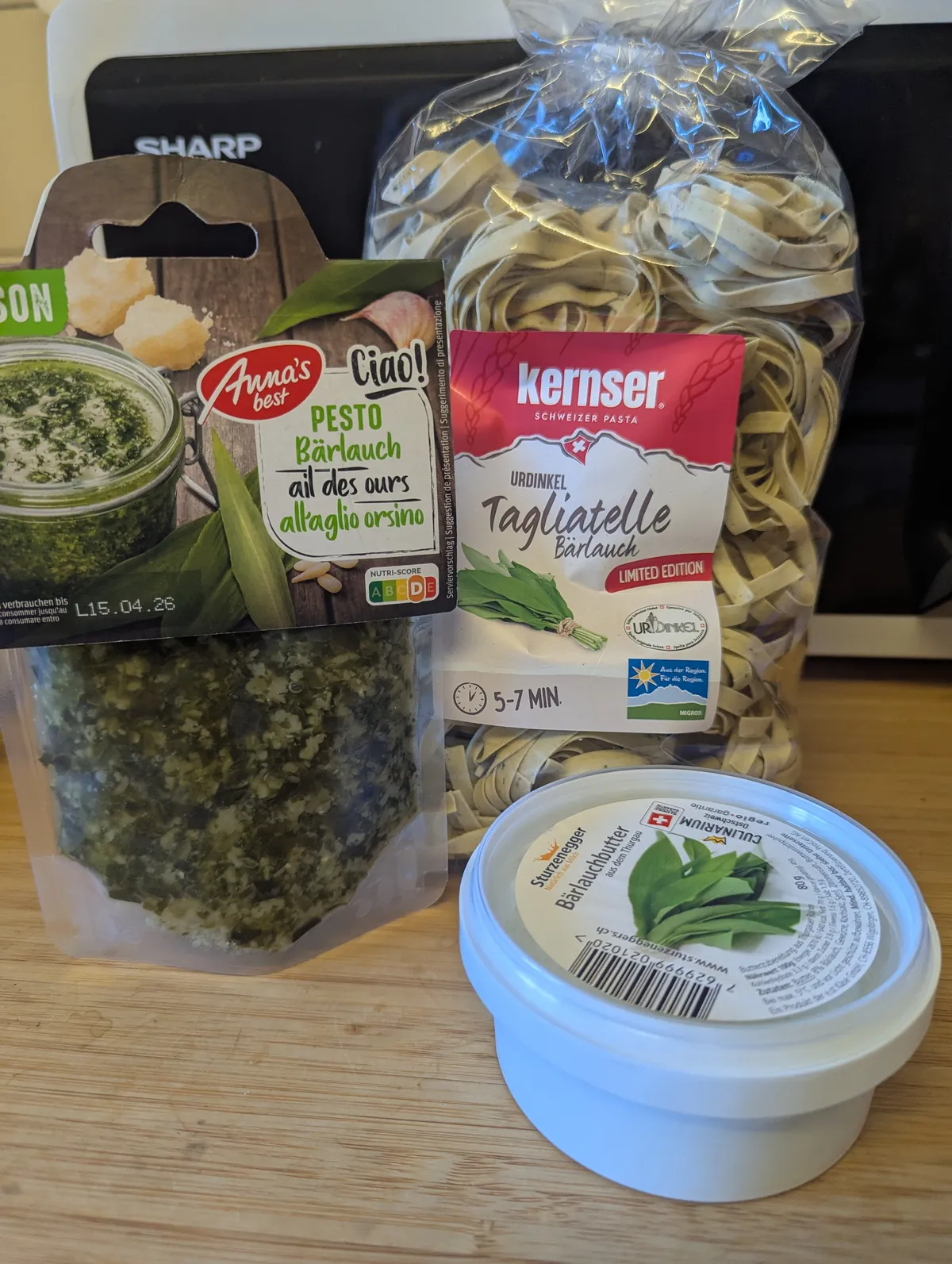 Different food products with wild garlic as the main ingredient.