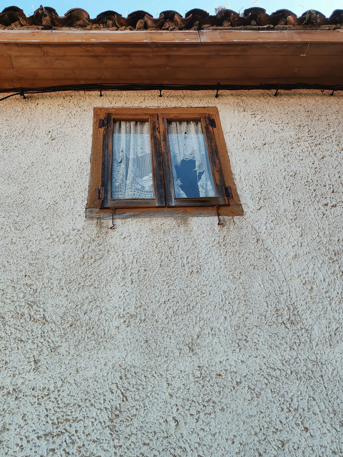 cortina de ventana rota con forma de cabeza