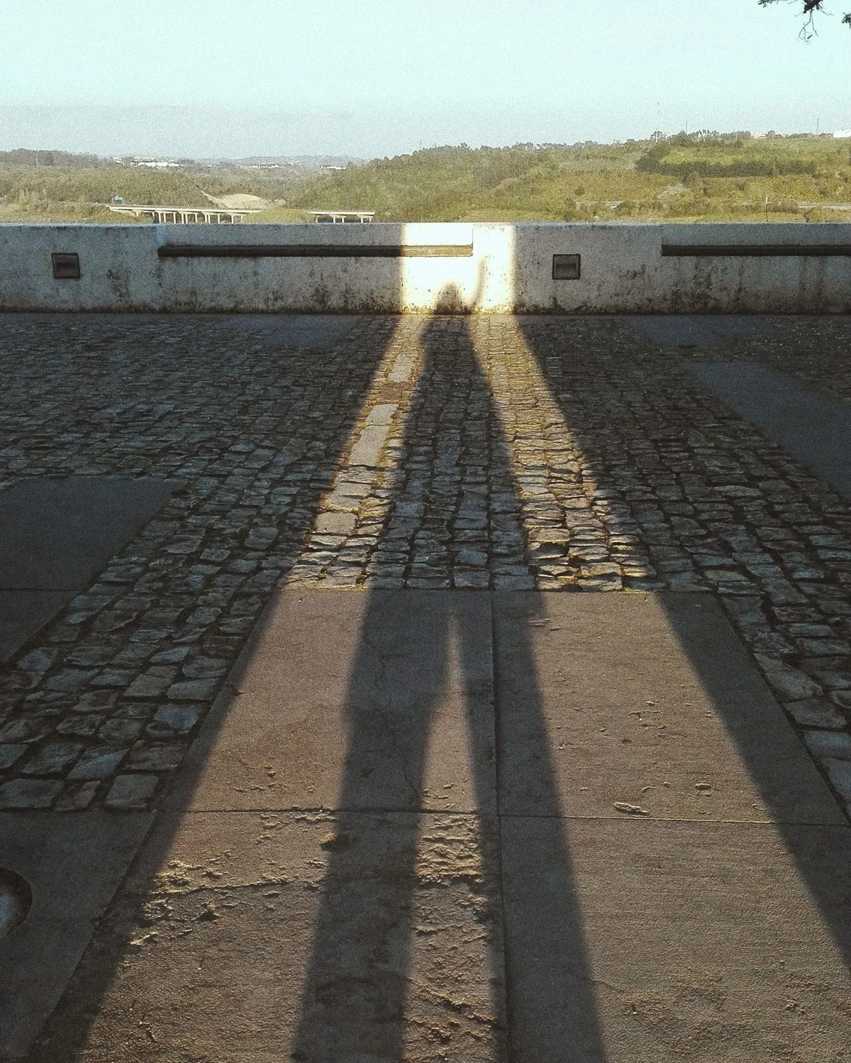 sombra alargada por el sol