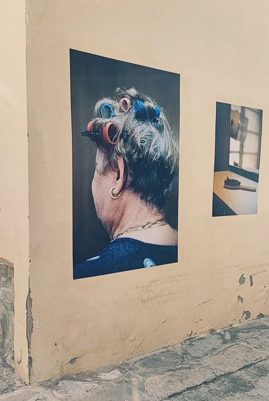 señora con rollos en la cabeza