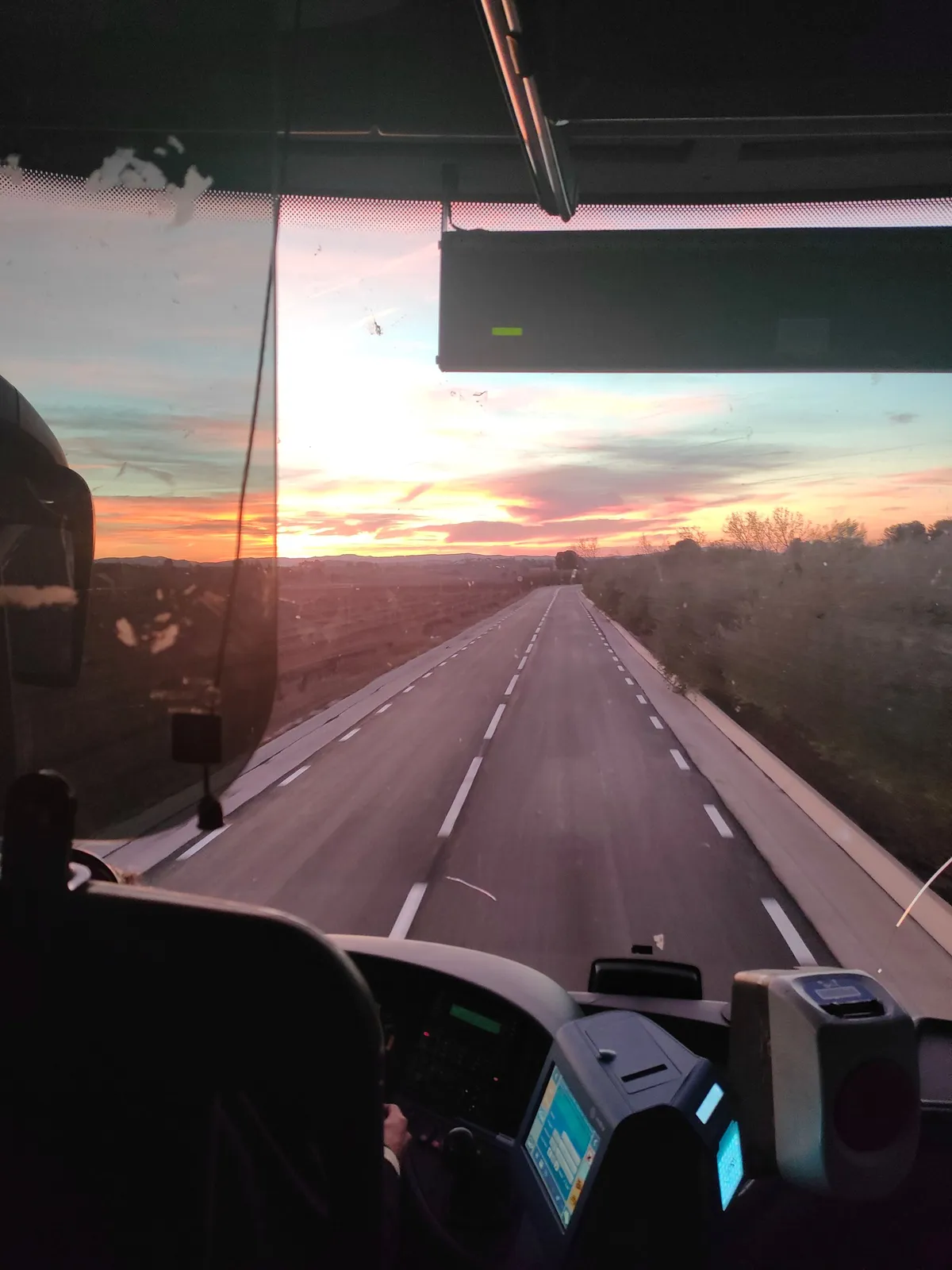 un amanecer desde el autobús