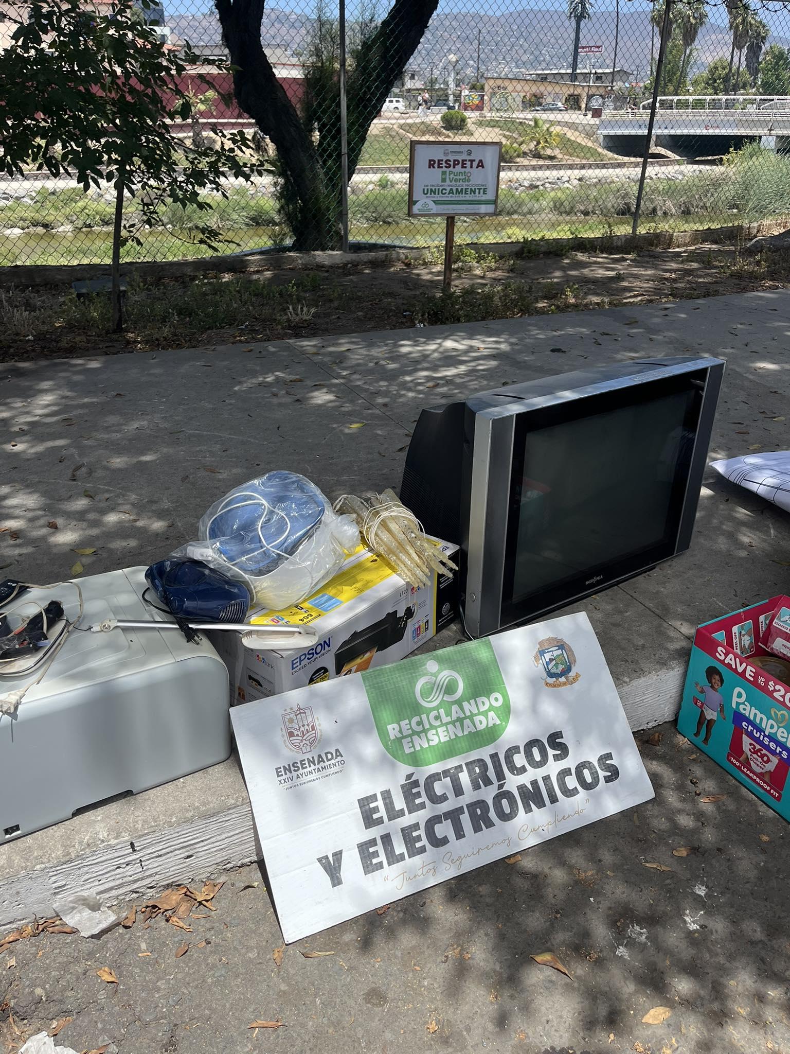 diversos objetos electrónicos, entre ellos un televisor, una impresora, y algunas luces decorativas, se aprecian acumulados en el punto verde del Riviera de Ensenada