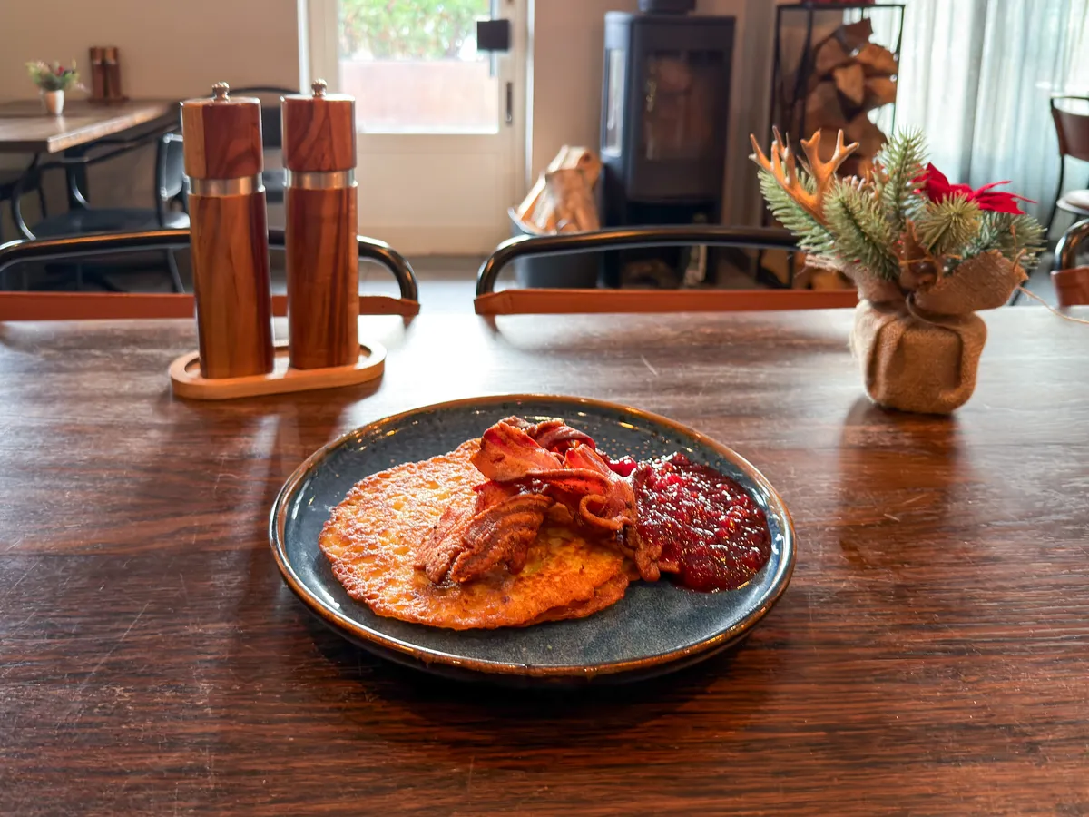 Raggmunk med stekt fläsk och lingon