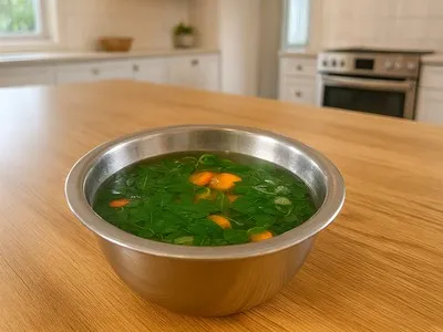 Sayur bening daun kelor dengan wadah mangkok stainless