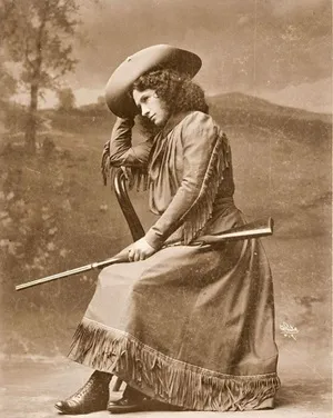 Annie_Oakley_with_her_gun