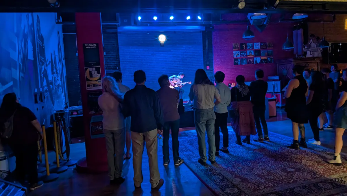 A Man sitting in a chair, playing guitar: Ben Chasny