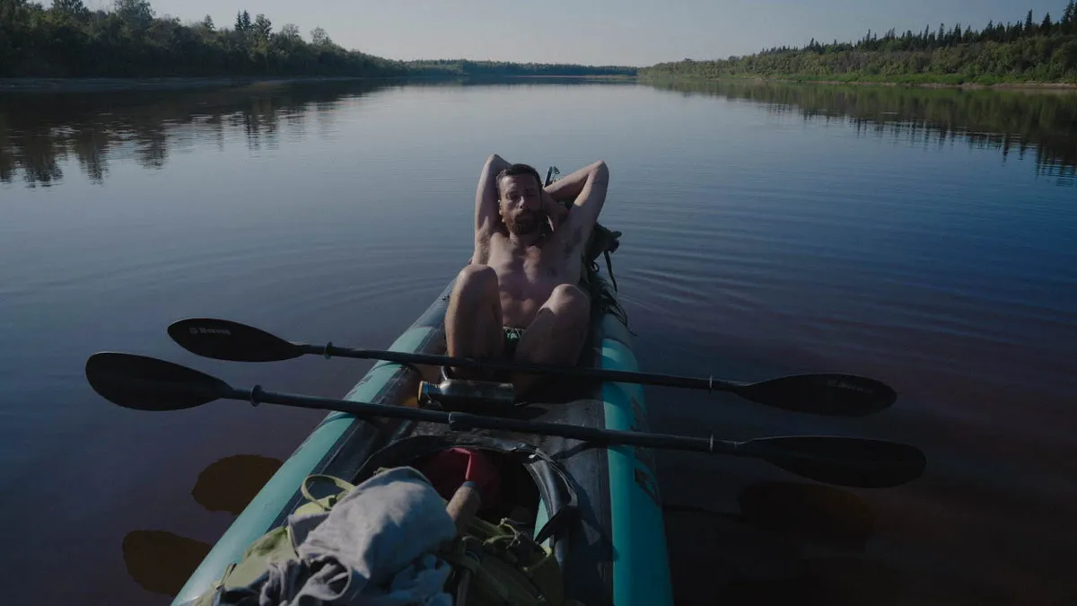 Le long de la rivière en packraft