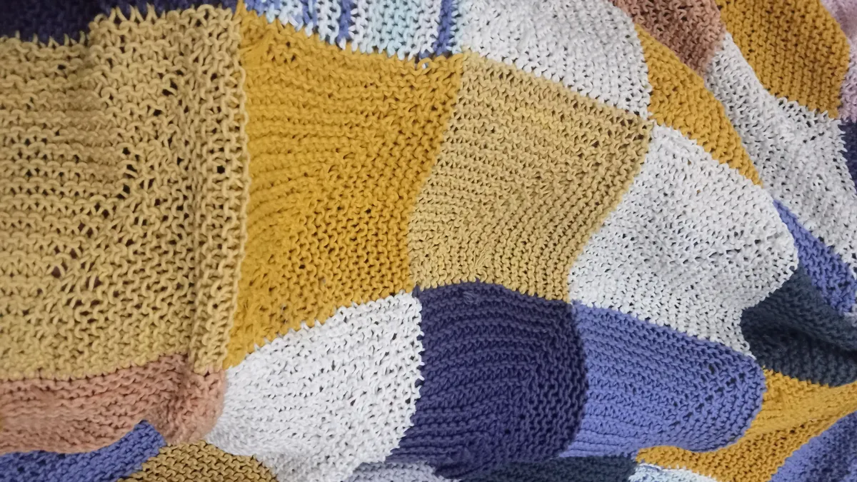 Pakai blanket handmadeku! Agak kucel karena belum dicuci dua mingguan ini hehehe