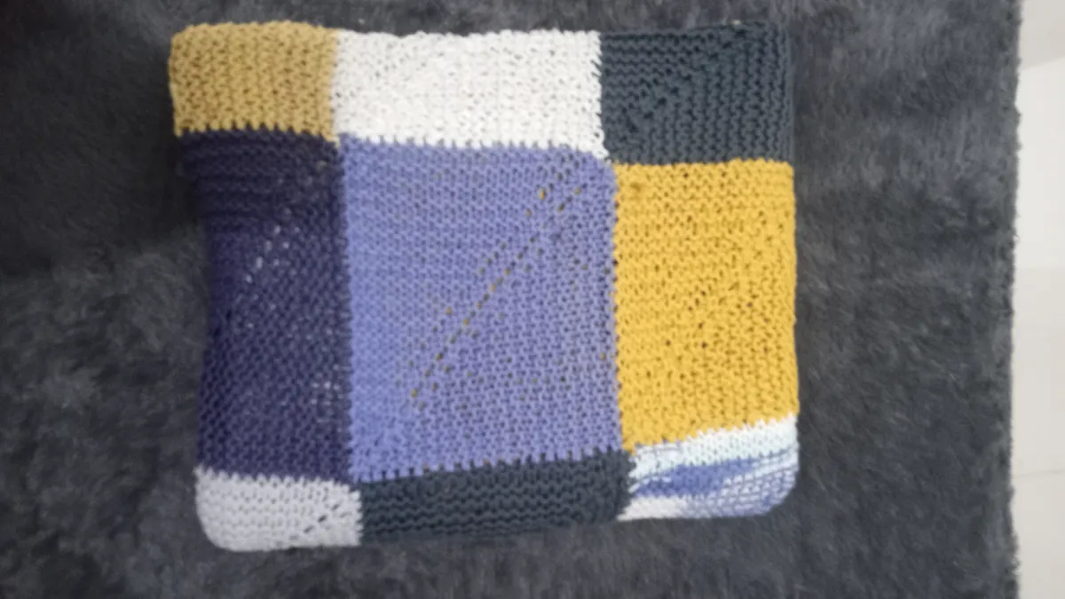 Knit patchwork blanket kalau dilipat dengan rapih