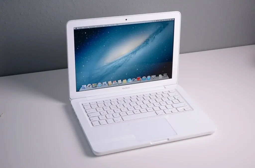 MacBook Pro White 2010