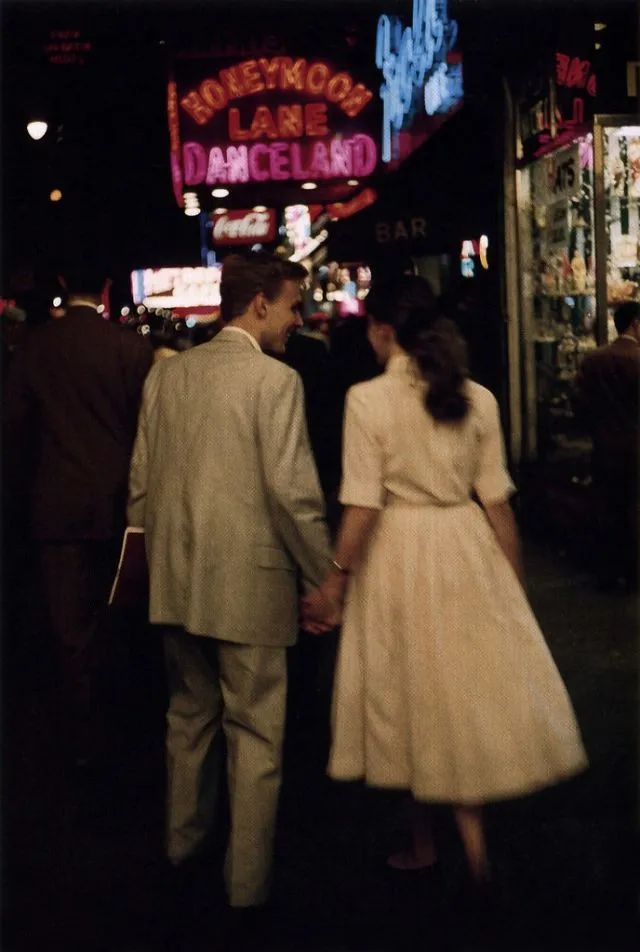 31 Stunning Photos That Capture Street Scenes of New York in the 1950s (1)