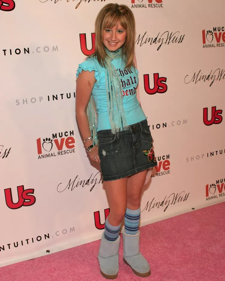 ashley-tisdale-outfits-2-2000-e86879e4adc641b49eb11c08aec99f82