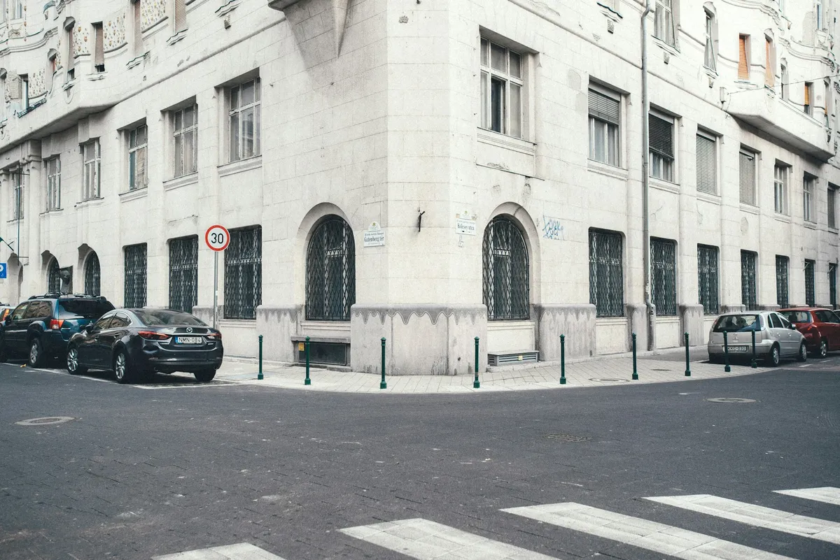 francesco-zivoli-uQy0Pb0XFOQ-unsplash