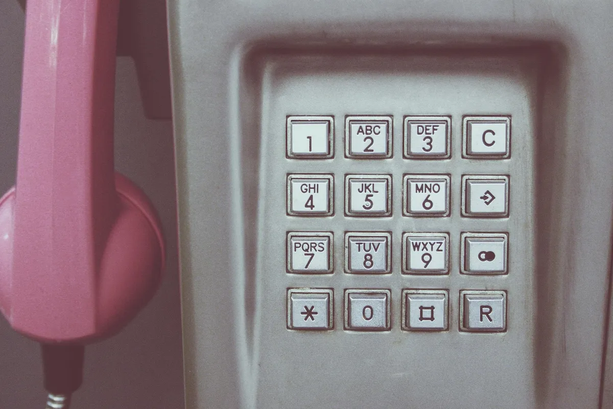 phone-booth-1439052_1920