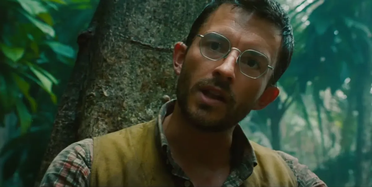 Jonathan-Bailey-in-a-the-Jurassic-World-Rebirth-trailer