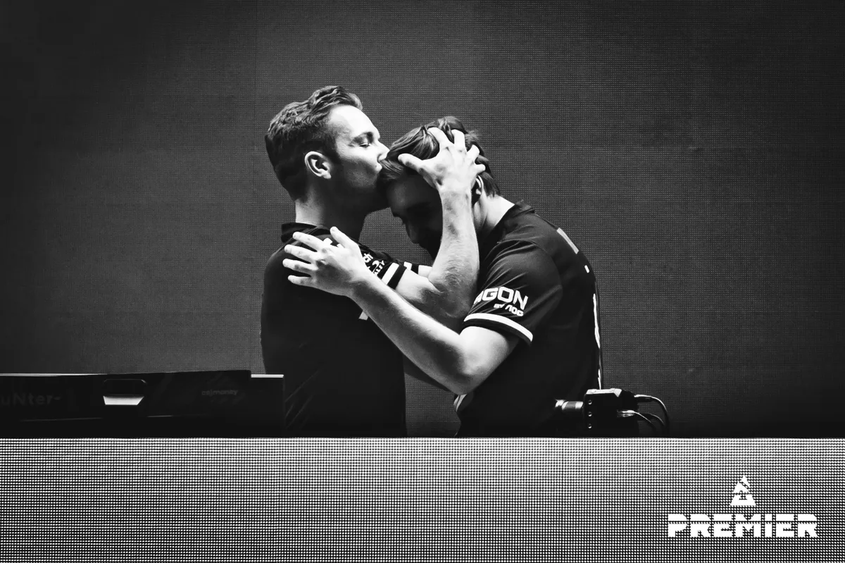 FkPvvAmXkAI3Ej_