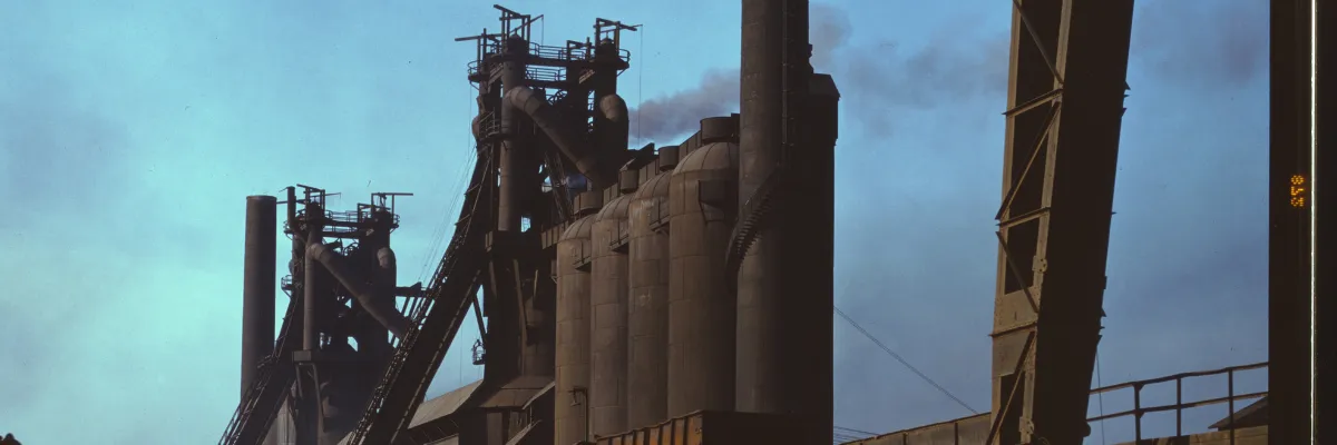 Image montrant des cheminées d'usines sidérurgiques