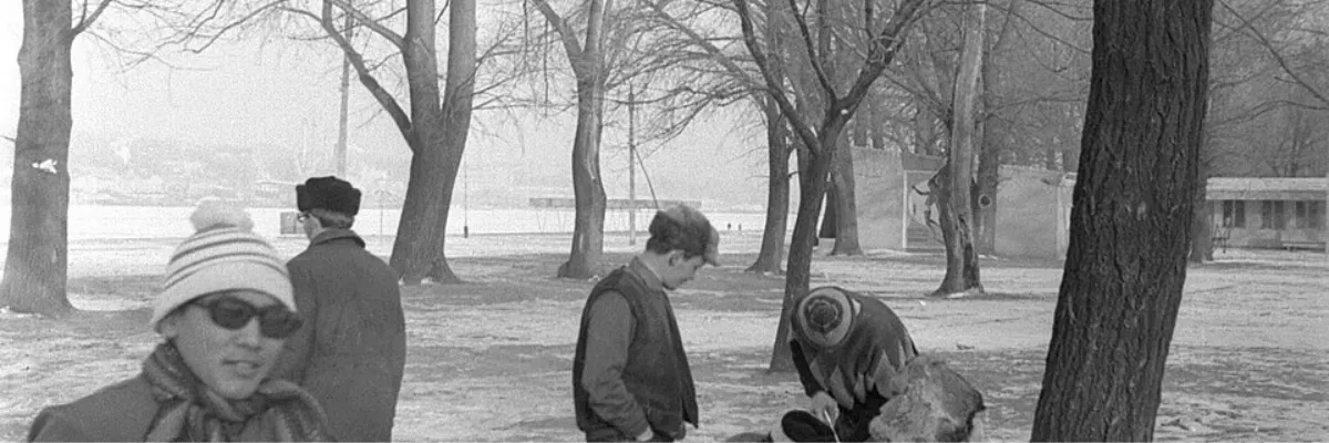 Image montrant des gens sur un terrain gelé, un jour d'hiver.