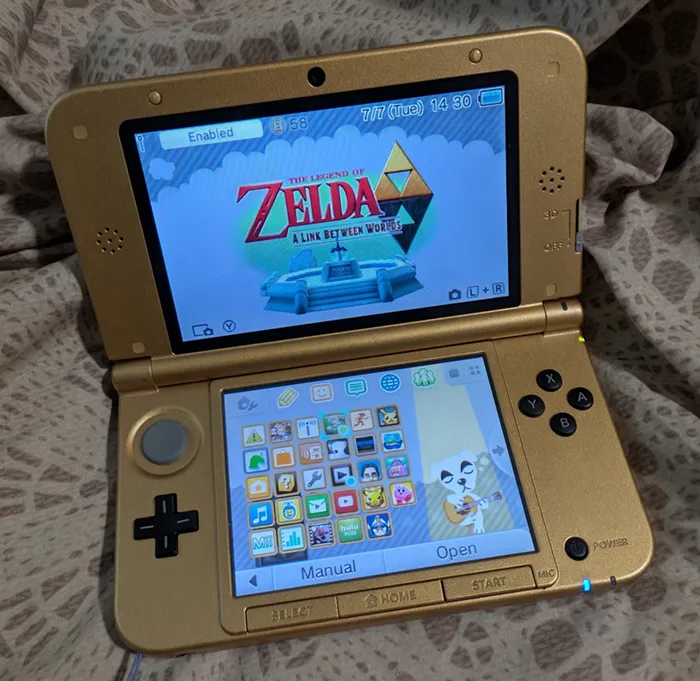 My gold 3DS opened up showing both screens and my KK Slider theme