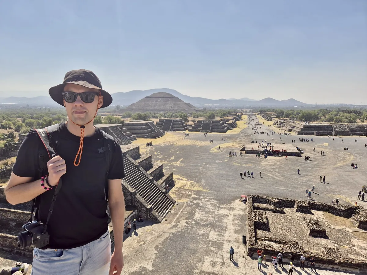 Markus in front of pyramid