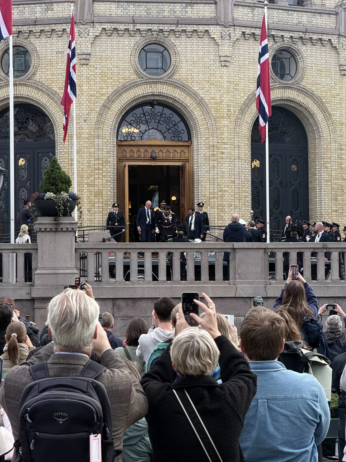 the king coming from out of the Storting